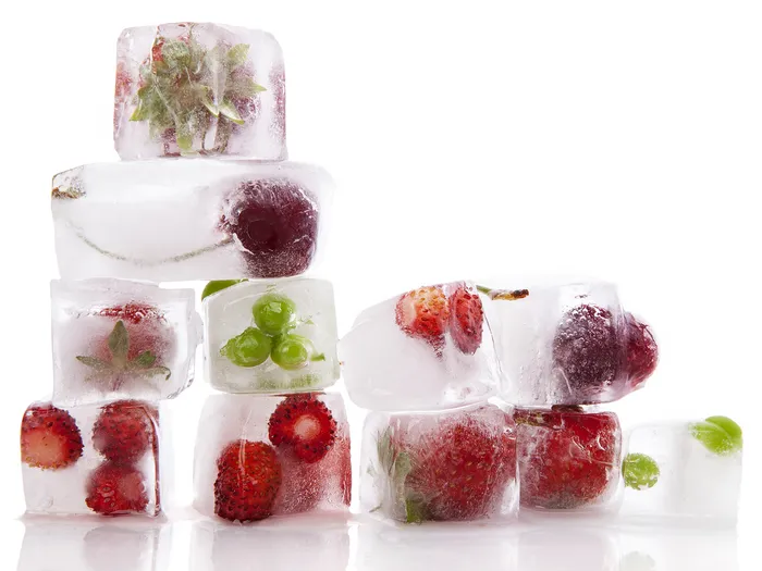 Adding new food to the freezer can increase the internal temperature, which can affect existing food by partly defrosting. The SuperFreezing function rapidly lowers the temperature in the freezer, ensuring the fresh food is frozen quickly, while surrounding food stays frozen.